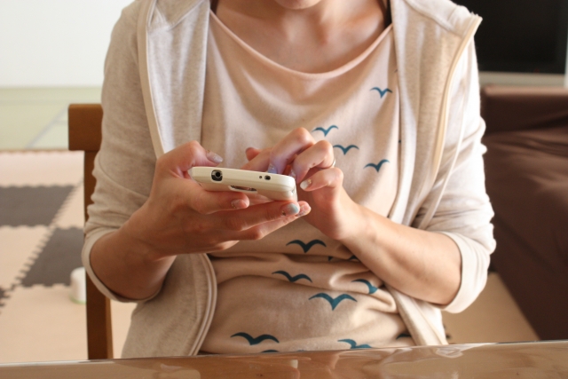 心が揺れる 別れた彼氏からの連絡があった時の３つの女性心理 別れの神様